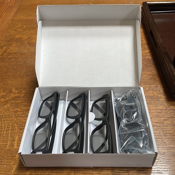 Vizio Four Pairs of 3D Theater Glasses in Box - Picture 5 of 6